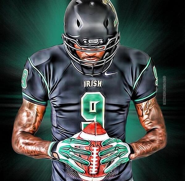 HoopersDigest's tweet photo. @KingJames modeling the new jerseys of his high school St. Vincent - St. Mary's http://t.co/zBiQRhU8Nb