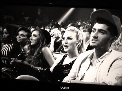 cherfeatlm's tweet photo. Los cinco miembros de Little Mix en los TCA http://t.co/Lr5Jj72Xw6