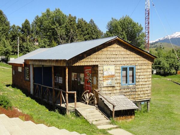 Red_Bibliotecas's tweet photo. Esta es la #Biblioteca Museo de Villa Ortega en la Región de Aysén, Chile. http://t.co/3JemHS7r1P