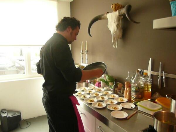 CoenvanderKraan's tweet photo. Koken op een verjaardag met alleen dames..!# http://t.co/qArJDTS4TL