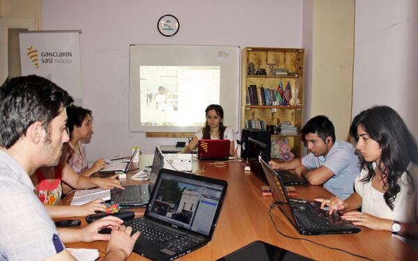 gsrfm's tweet image. Təlimin 5-ci günü uşaqlar düzgün foto çəkmək qaydalarnı və #Photoshop proqramında işləməyi öyrəndilər. #telim #gsrfm