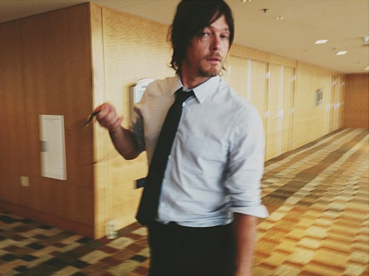 WalkingDead_AMC's tweet photo. .@wwwbigbaldhead just hanging around, waiting for #TheWalkingDead. --via @steveyeun http://t.co/hAb6RLcSqh