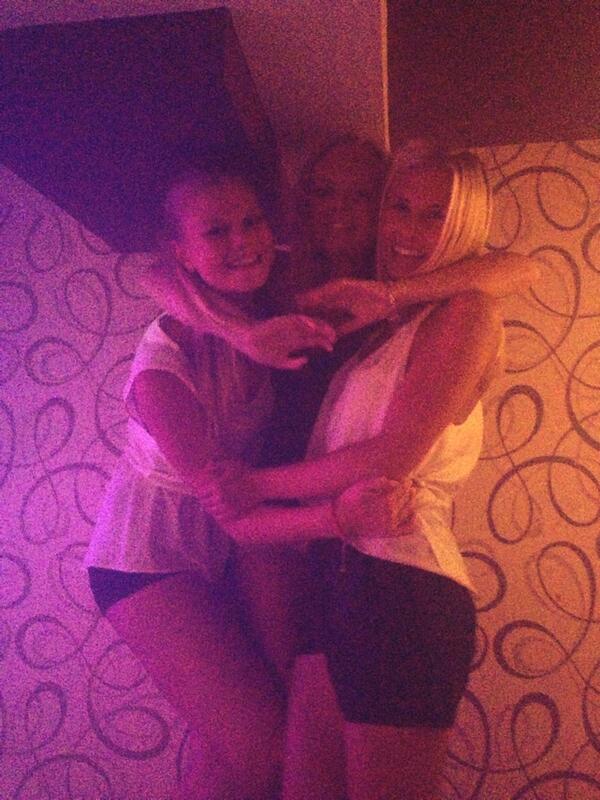 evelinajorhag's tweet photo. I natt dansar vi på bardisken 💃🍸 #rhodos13 http://t.co/5Abcjn8Rkc