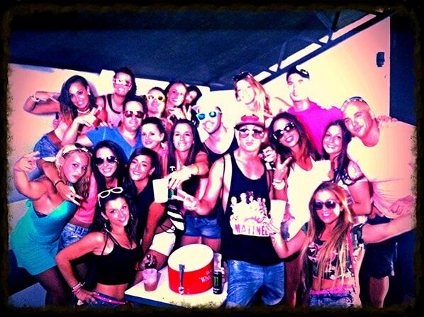 GemaDiMar's tweet photo. Inolvidable e insuperable!!  Asi e celebrado mis 24 añitos! Rodeada de lo mejor q puedo tener mis AMiG@S!!! Osq!! http://t.co/fpr05InxM7