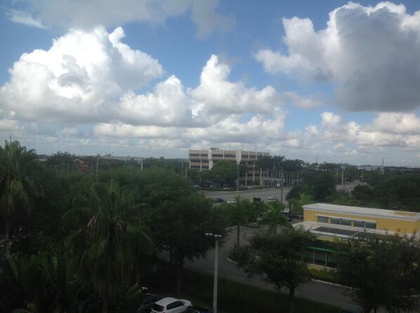 HappyNudeCpl's tweet photo. Headed to the beach finally. ;) http://t.co/rbDSlblTAu