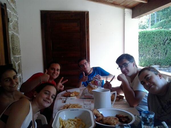 Mariela16493's tweet image. Primera comida en la casa rural #Pias4 @andrea_misa @arrobaPaulac @104Sani @yikumiku @pupo6793 #Ferreira