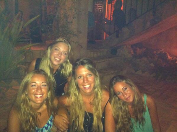 ali_fg's tweet photo. Lunes de fiestica!! #pampaneo #campoamor http://t.co/r7OfPJ9YwG