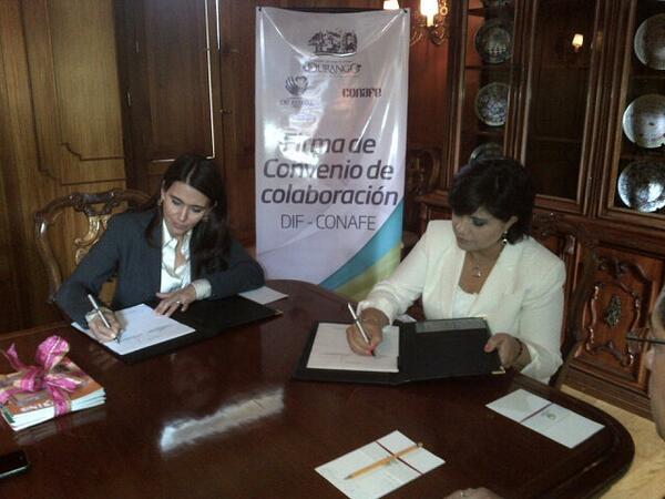caroviggiano's tweet photo. Con @Tere_AdelC en la Firma del Convenio de Colaboración #DIFDurango - #CONAFE @CONAFE_mx @VoluntadDIFDgo http://t.co/MbvKdhAUl7