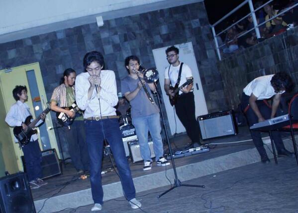 dancingalaska's tweet photo. RT @amorosoro: Waktu ngeband sama @dancingalaska :) http://t.co/GvZICDVYuN http://t.co/ppSSkL289i