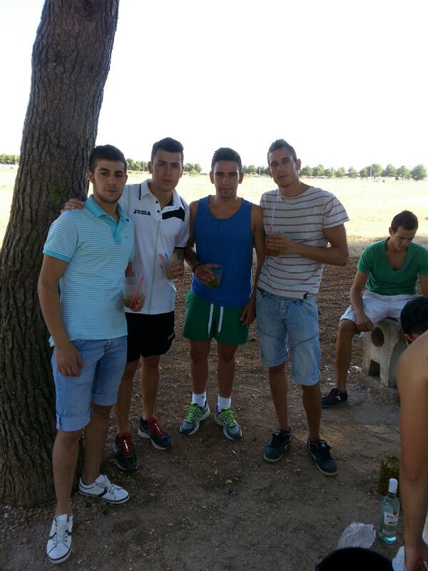 JuanPantu19's tweet photo. De mojitillos cn @DeliJaime @danilara35 @93ivan93 y en una hora a jugar a el padel gooo!! http://t.co/mH2qzg4yNW