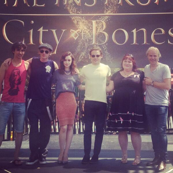 MortalMovie's tweet photo. Hundreds of #Shadowhunters proved today that #TMImovie fans are the best in the world! #TMImalltour http://t.co/zUMVXhqWxY