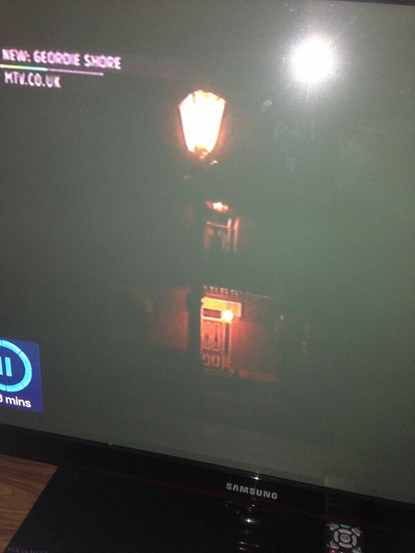 Arlenex0x's tweet photo. @VickyGShore @SophieGShore @GazGShore look at the image of the Person in the top window!! #ghost 😱 http://t.co/EflJY9ulTg