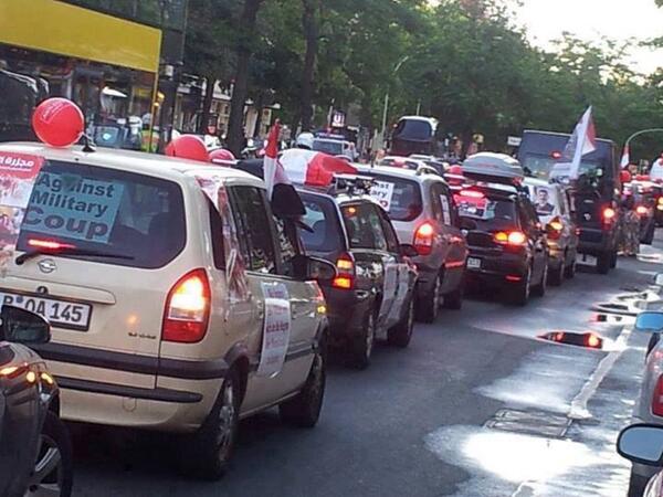 MSyadid's tweet image. Aksi demo sepanjang 40 km digelar di Berlin, Jerman menolak aksi kudeta di Mesir! Takbir!