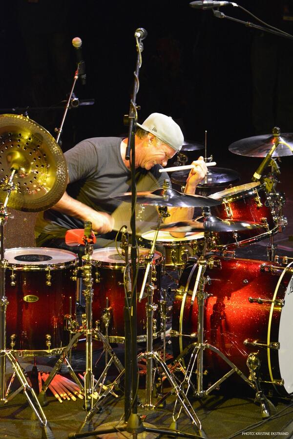 DavidEricGrohl_'s tweet photo. “@RHCPchad: DRUM! Night 8/9 San Jose, CA http://t.co/PB4KZq2FBQ” looks painful @RHCPchad