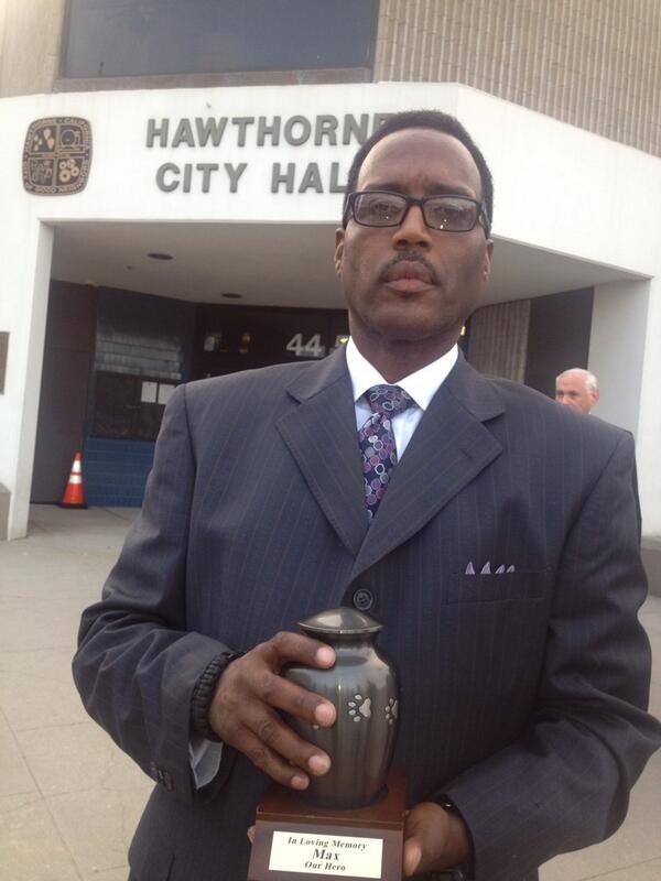 Broadcast_Bev's tweet image. From court to city hall for #LeonRosby, here w/ ashes of #Rottweiler Max. Story at 11 #NBC4 #hawthornedogshooting