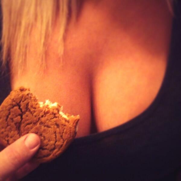 redrobaz's tweet image. Cookies and boobs
