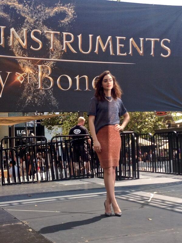 curseddarkling's tweet photo. “@TMI_Source: .@LilyCollins wants fans to see @MortalMovie 5 times opening weekend! #TMImalltour http://t.co/jLEblWWRqX”