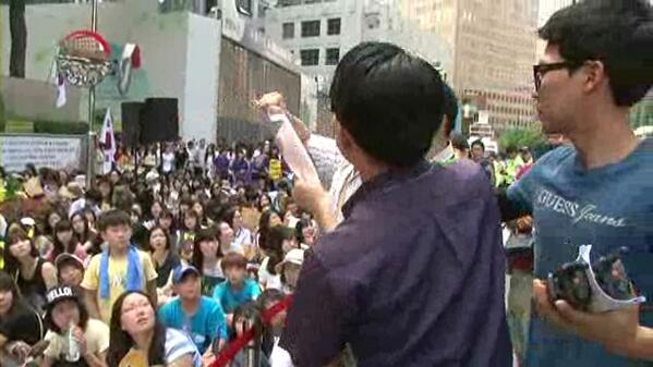 TerriousJ's tweet image. 수요집회. 일본 극우파 남성이 들고있는 위안부 할머니를 모욕하는 피켓 빼앗는 경찰. 광복절 하루 전 오늘 열린 수요집회 취재했습니다. 3천명이나 모여 함께 호응했는데, 정말 욕지기밖에 나지 않는 사태.