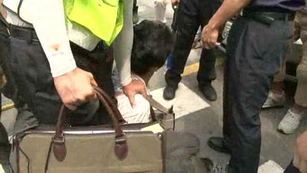 TerriousJ's tweet image. 수요집회 현장에서 난동부려 검거된 이 남성은 훈방됐습니다. 오늘 오후 3시 비행기를 예약해 놨으니 풀어달라 했다더군요. 어제 입국했답니다. 수요집회 맞춰서 기획입국 한건데.. 일본 극우파, 어디까지 가려나요.