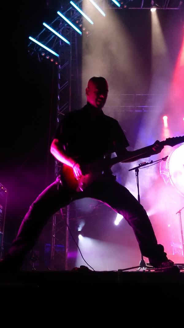 ElMasCule14's tweet photo. Momentazo de @crufomartin en Calatayud, gran concierto! 
PD: Gracias por las puas y bajaros de la furgo :) http://t.co/0VAqioKLdX