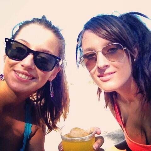 Sandra_bmbm's tweet photo. Empezamoss!! #wonderwall #gandia #preparty @_aida24 http://t.co/AOpBTfOSs9