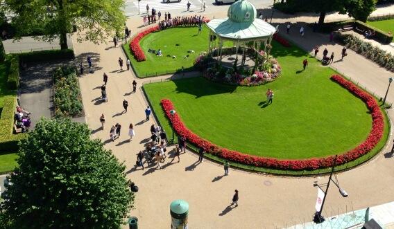 BNmarit's tweet image. Noen ganger er alt ok..Solen stråler #Bergen er fylt med skrik og skrål fra lekende studenter #Fadderuke