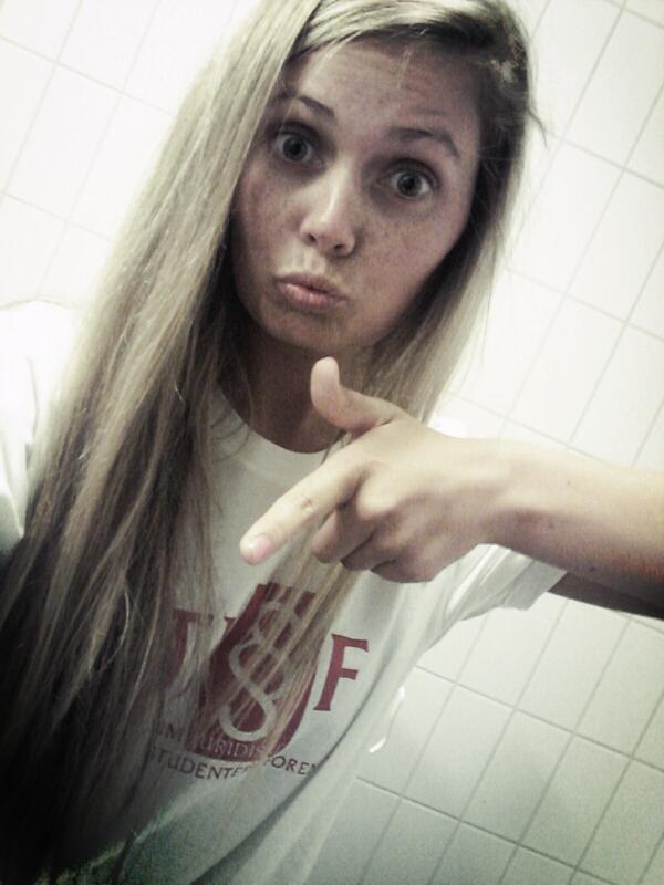 mjaveh's tweet image. Hilsen fra do. Drita full klokka 2. #fadderuke