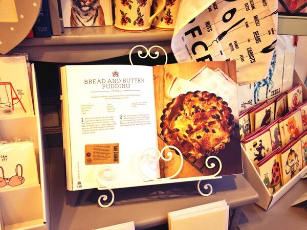 TheDottyDoor's tweet image. Cake stands :) #prettyandpractical