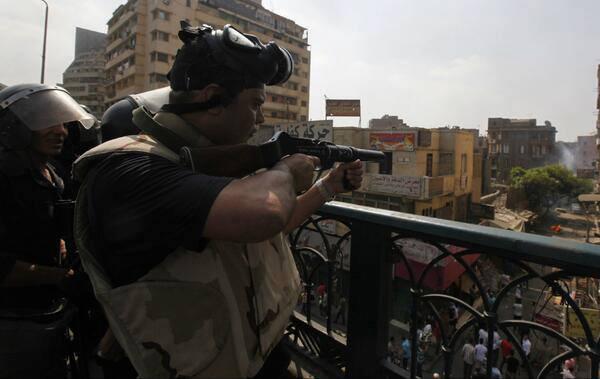Tourist2Town's tweet photo. http://t.co/4myBkCTgBb
صورة واضحة لقناصة بلبس جيش يقتلون المعتصمين  
clear photo for army snipers kill pro #Morsi in #Rabaa sit #CNN #BBC