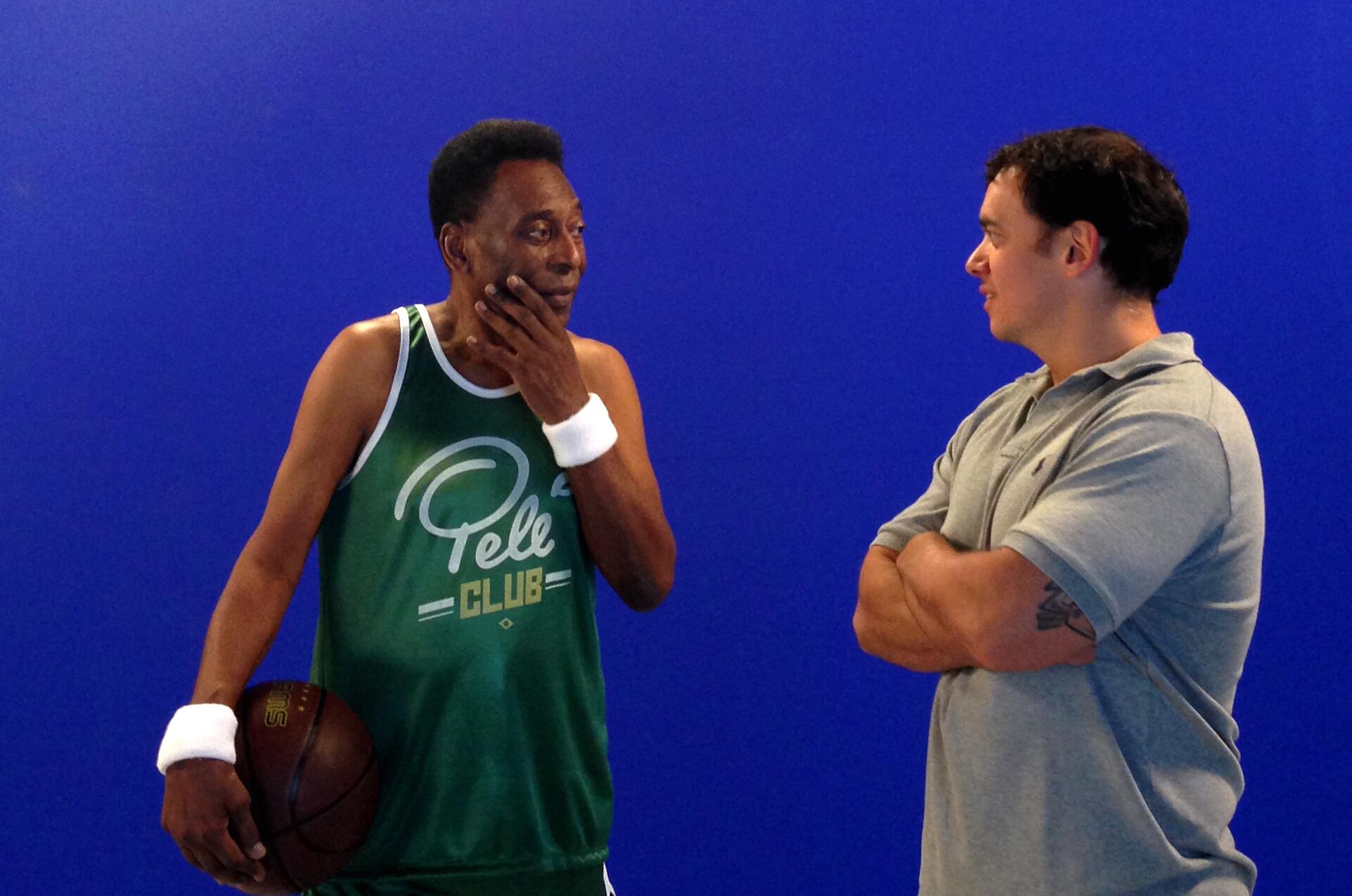 Posição de jogo do jogador de basquete adolescente de pele clara