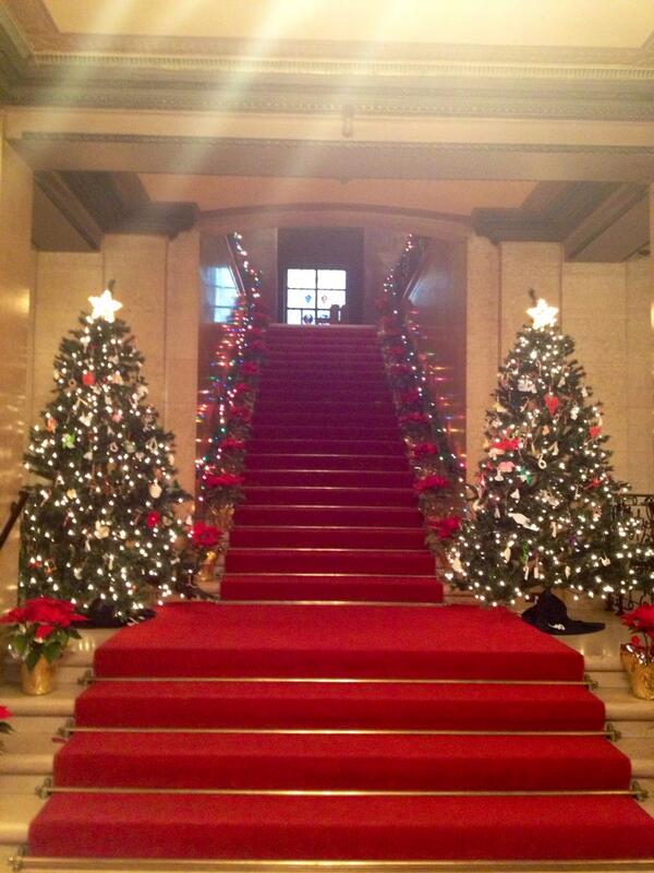 less_is_morgs's tweet image. This is what every school looks like during Christmas right?? @dagirlproblems #daallday