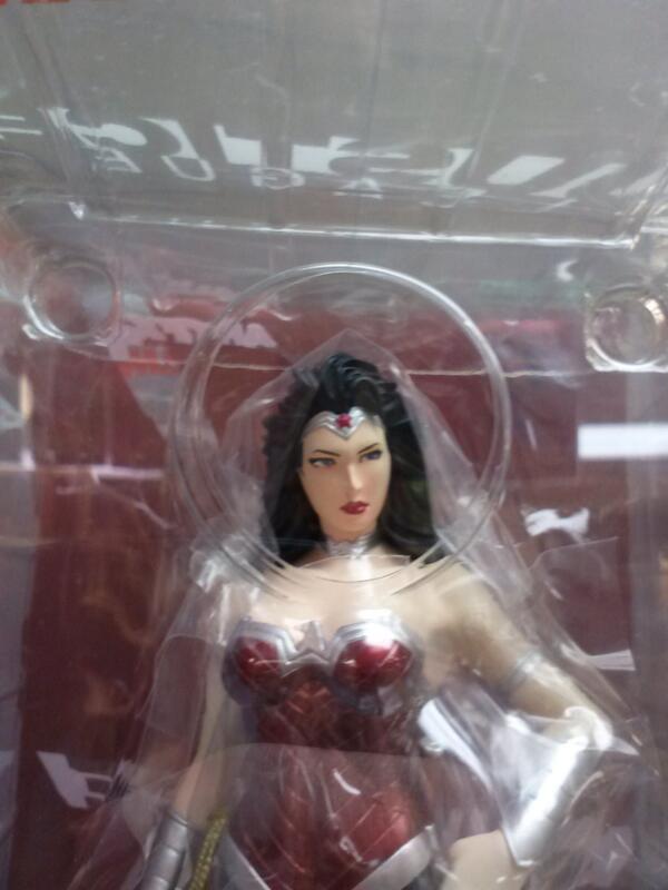 DockingBay941's tweet photo. For all you #kotobukiya collectors out there here's the new Wonderwoman on their #new52 #justiceleague line http://t.co/JimHHT2K0Z