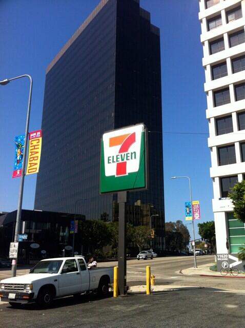 SHAQ's tweet photo. I used 2 call this place home when I played 4 the @Lakers. Find the 1st @DrinkAriZona #SodaShaqGold can @7eleven http://t.co/0TNq6dah4U