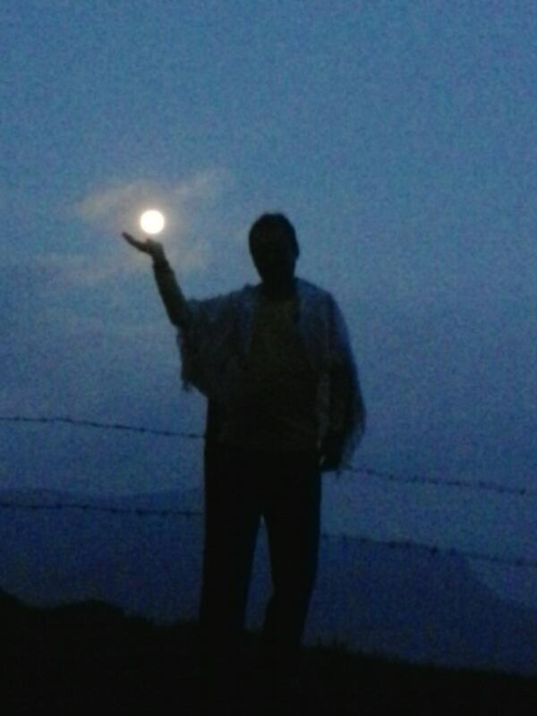 JorgeNivia's tweet photo. Con la luna a la mano http://t.co/vHa8jAwYzB