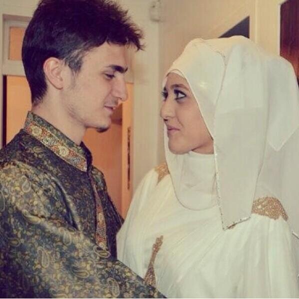 Fatih Seferagic bersama istri tercinta. (via Twitter)