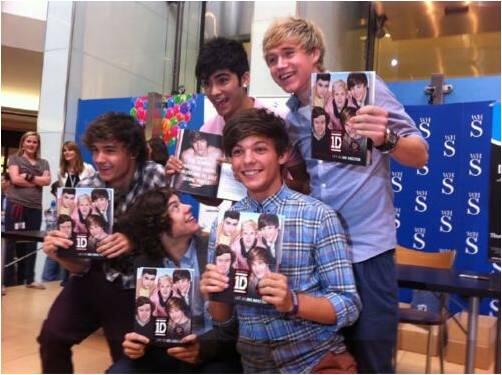 onedirection's tweet photo. #ThrowbackThursday: Lakeside book signing last year! ...Ps. Just 2 weeks till #WhereWeAreBook is released! 1DHQ x http://t.co/MNS2x3XZAm