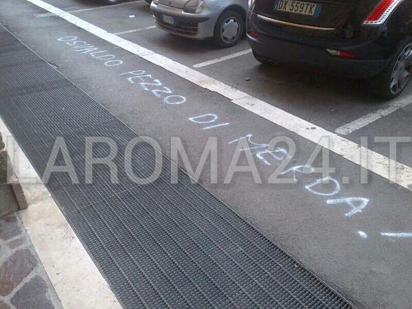 Roma: scritta di insulti sotto casa di Osvaldo (FOTO) 34 BRtXsPCCMAE6f5N