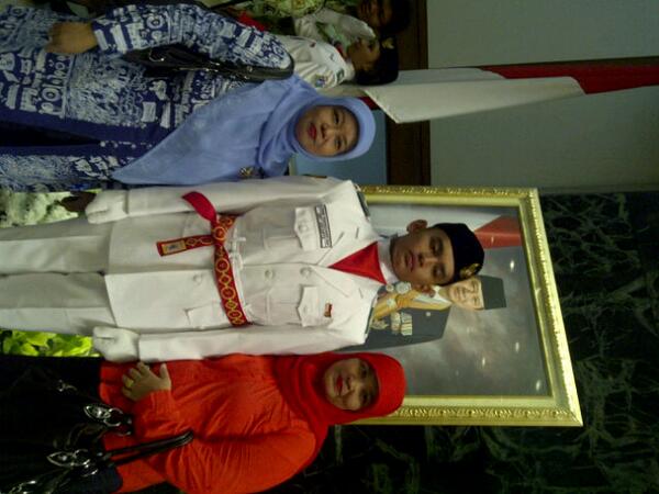 Kalo yg pake krudung biru udah pasti pada kenal dong?☺ yaa, bu siti. Kl krudung merah Mamahnya Dias