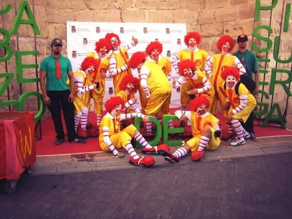 LaCriptaa's tweet photo. EY!! VIVAN LOS RONALD WACDONALD!! #SanRoque'13 🎉🎉🎊🎊 http://t.co/HX5u3HveNn