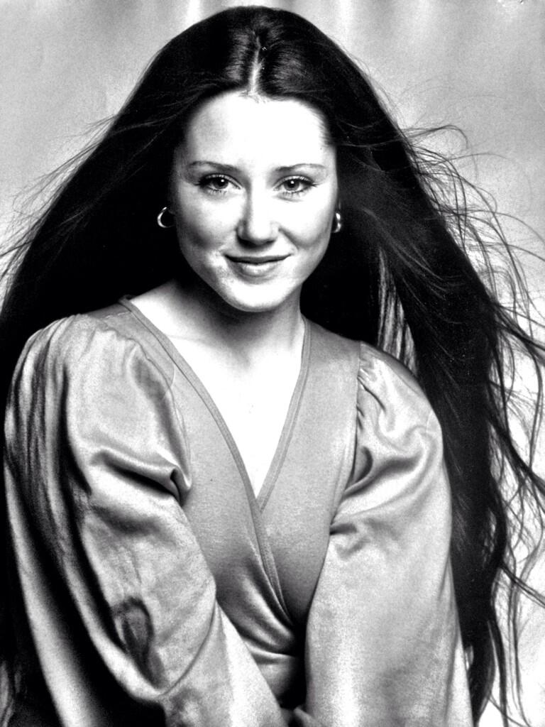 Mary Mcdonnell Young STYLE ICONS // Mary McDonnell
