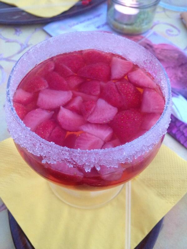 vanillacocoMD's tweet photo. Strawberries + alcohol = winwin in my book http://t.co/Q4rmqptAl9