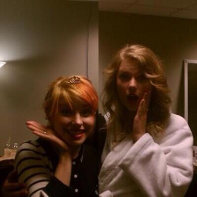 FlaredSweetness's tweet image. We just met but @VibrantSapphire and I are already wonderful friends who love to take pictures.