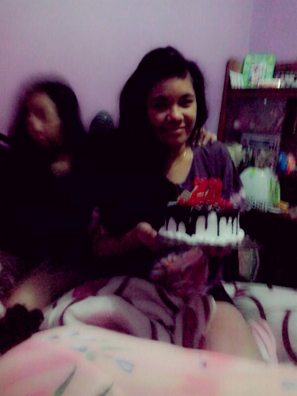 KTPotret's tweet photo. Met bahagia :) "@GithaZulkarnain: 22 thn thanks my famly http://t.co/oeD3Z3P1iu"