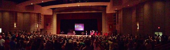 shakethenations's tweet image. God is in house tonight #heavypresence