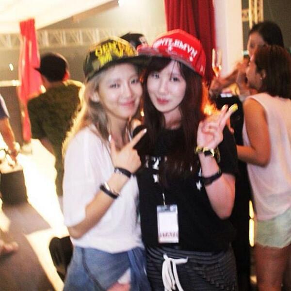 [PIC][30-11-2013]Selca mới của HyoYeon và bạn cô BRwq-JRCcAIKhnm