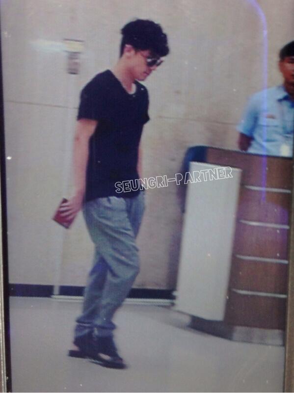 [16/8/13][Pho] Seungri tại sân bay Gimpo trờ về từ Nhật BRxAbH_CYAArw9C