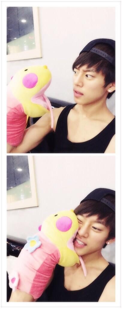 official_JDH93's tweet photo. 더운날씨에 많이들 지치시죠........그래서 준비했습니다....정대현 엽사투척~!!!!! 한번 크게 웃어봐요 ㅎㅎㅎㅎㅎㅎㅎ http://t.co/m5rs6FgFrk