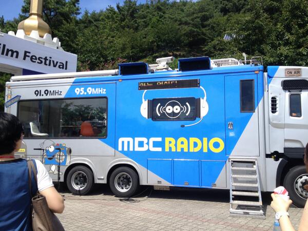 오늘에서 내일로 넘어가는 새벽 두시, 제천국제음악영화제가 열리는 제천에서 함께합니다. 저...이동식 라디오스튜디오 알라딘 탔어요!^__^