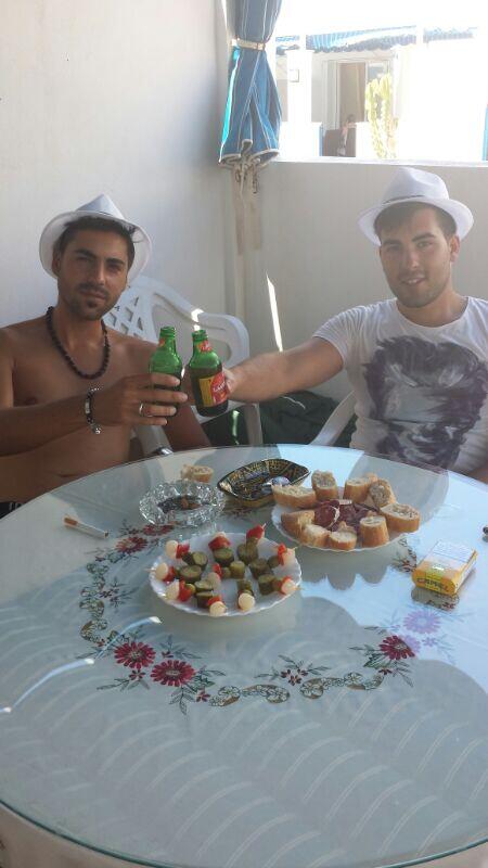 NykoLopezDj's tweet photo. Ya keda pokito de vacacionesss @raqueliita92 @ireneamor92 @joseamate92 @NykoLopezDj  jajajaja vamos a bebernoslo to!! http://t.co/I2QvvraLEQ
