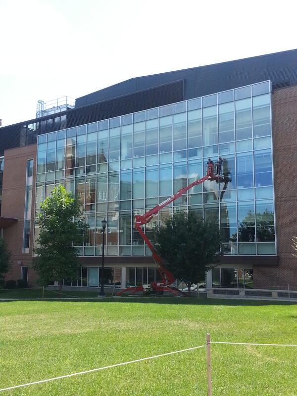 ECOSFS's tweet image. Ever wonder how the @EmmanuelCollege Science Center windows stay so clean? #picture #Boston #shinywindows #reflection